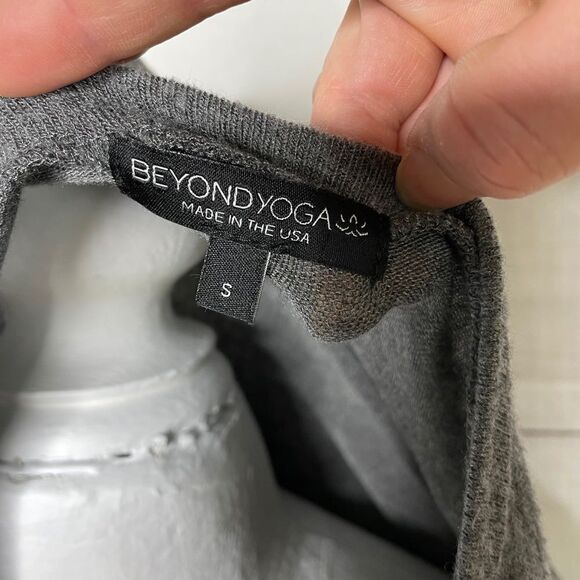 Beyond Yoga long sleeve gray v neck top small - Picture 6 of 8